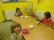 Kuchaři připravují bramborový salát